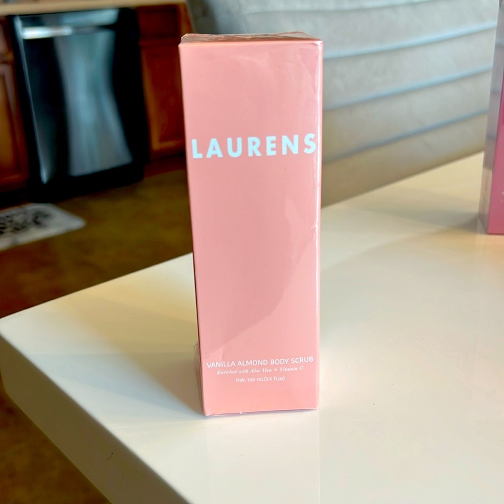 Laurens skincare Vanilla Almond Body Scrub. Enriched with aloe Vera and Vit C